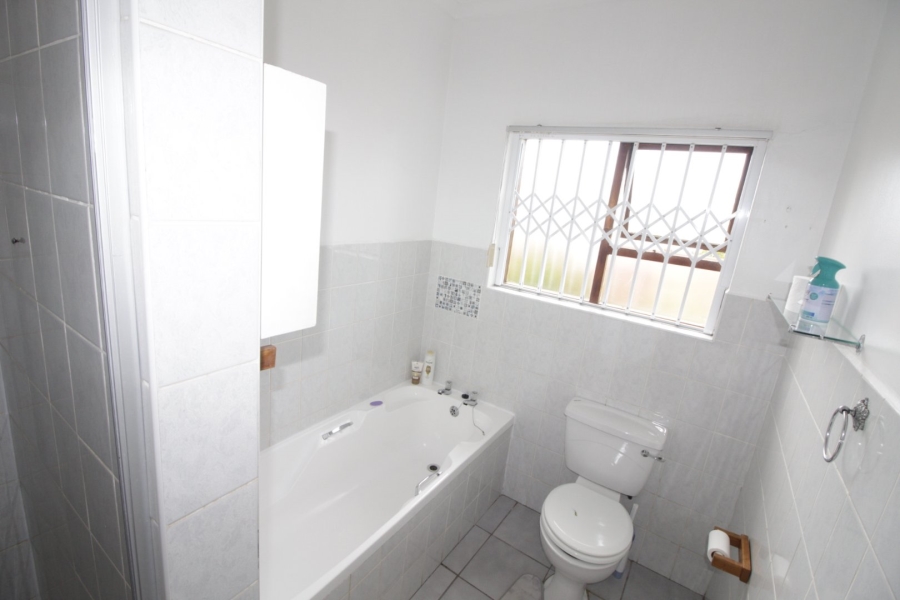 4 Bedroom Property for Sale in Wavecrest Eastern Cape